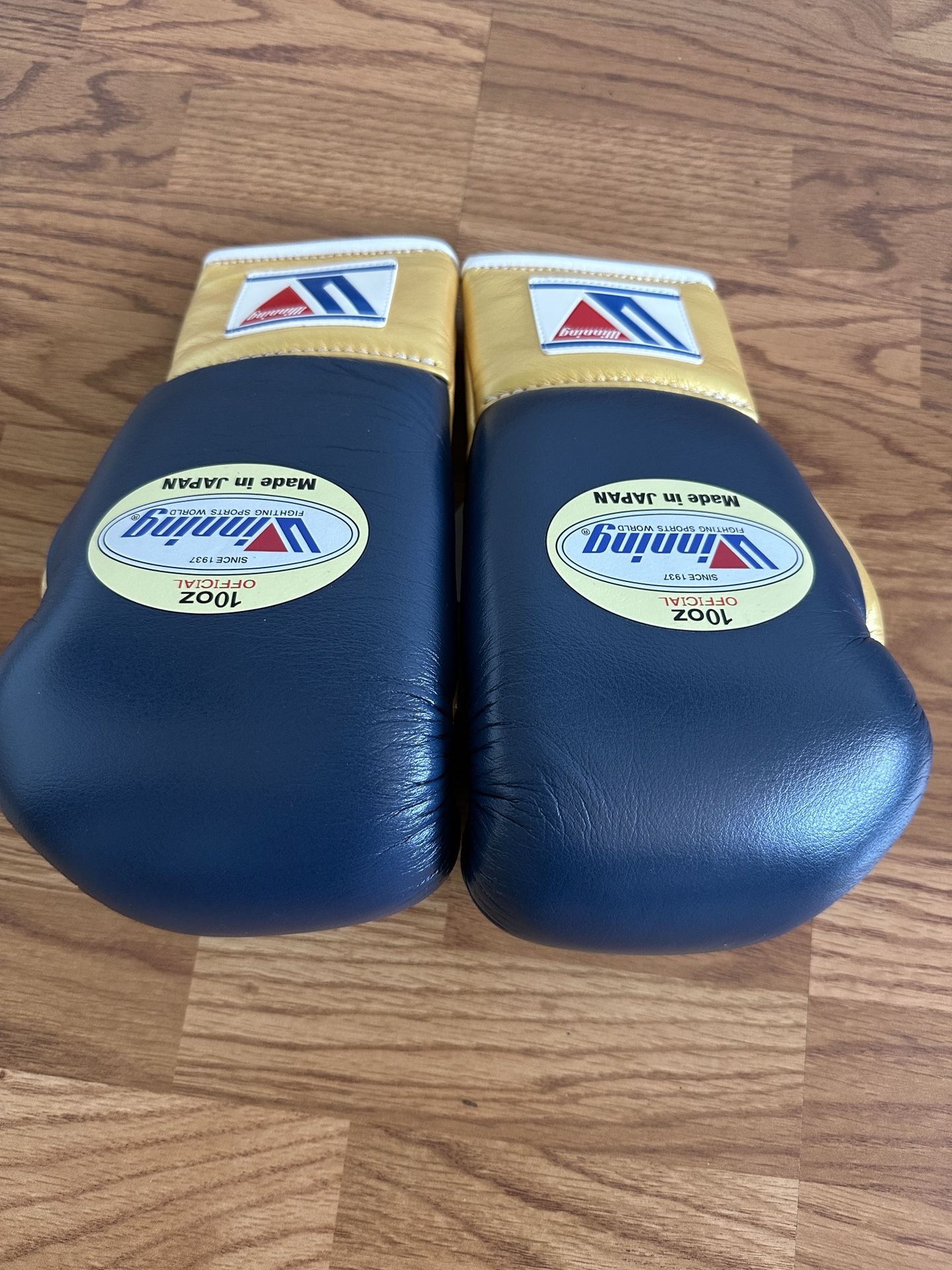 (BRAND NEW) Winning Boxing Gloves (10oz. Custom Navy/Gold, LaceUp) for