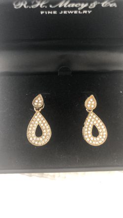 Golden earrings with crystals. Does not tarnish