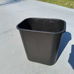 New Rubbermaid 7 Gallon Waste Baskets
