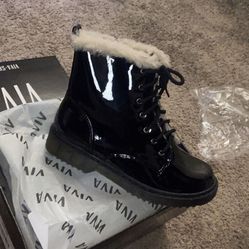 Womens Winter Boots Brand New In Box 