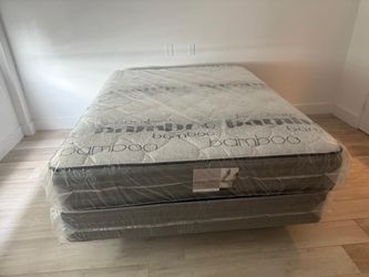NEW MATTRESS QUEEN SIZE PLUSH WITH BOX SPRING