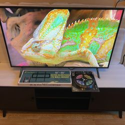 43” SAMSUNG 4K SMART UHD LED TV + BRAND NEW WALL MOUNT + BRAND NEW LED LIGHTS