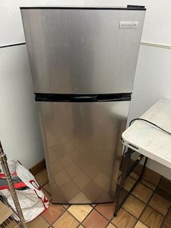 Frigidaire Stainless Steel Top-Freezer Refrigerator