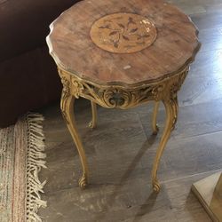 vintage table, very pretty 