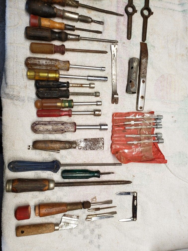 Tools, Diverse Misc Collection Saw blades, screwdrivers, sockets, case knife, prybar, cutters