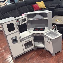 Beautiful Kids Play Kitchen w Lights & Sounds – Mint Condition
