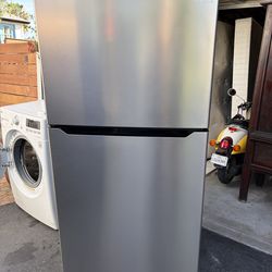 Like New Frigidaire 20 cu. ft.Refrigerator in Stainless Steel