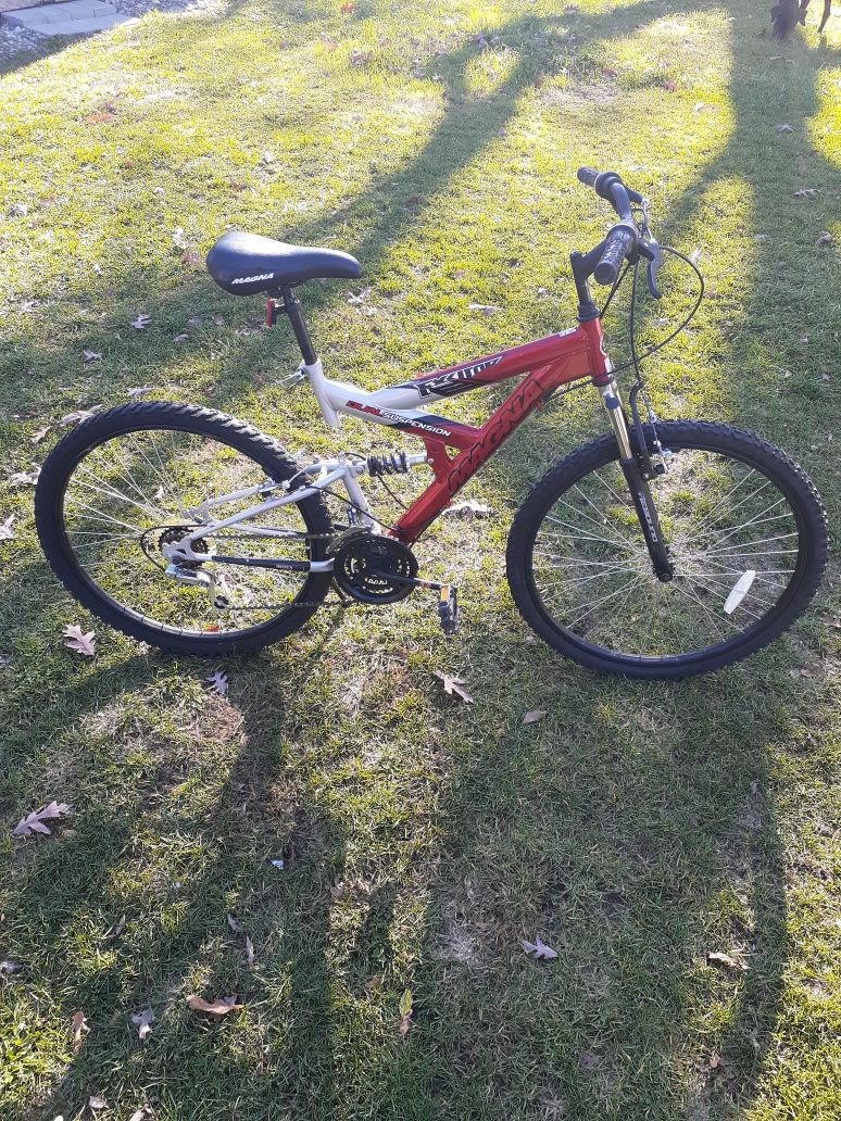 MAGNA EXCITOR MOUNTAIN BIKE, 21 SPEED, 26 INCH. (NEEDS NOTHING) ASKING $250