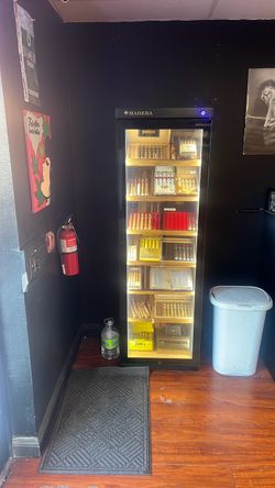 Cigar humidifier