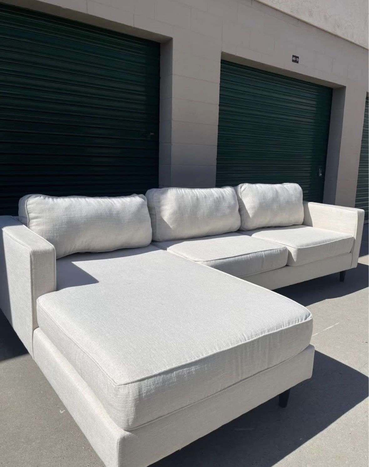 Living Spaces Sectional Couch 🛻Delivery Available🛻