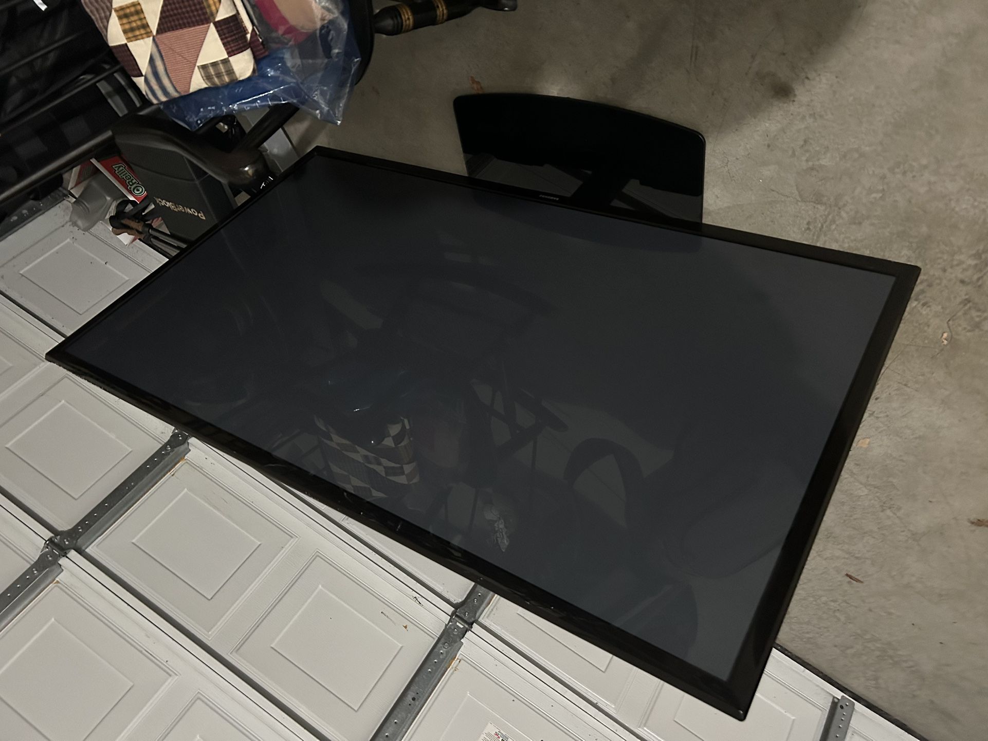 Samsung TV 60in With Floor Stand And Wall Mount