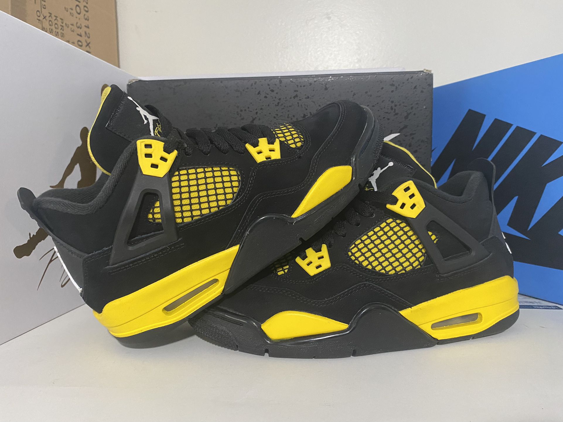 air jordan 4 Yellow Thunder size 6y ( pick up only)