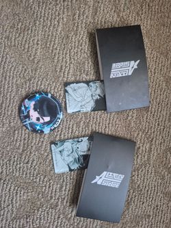 Alien stage keychains and pin