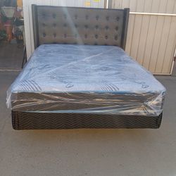 COMPLET  QUEEN  BED.  