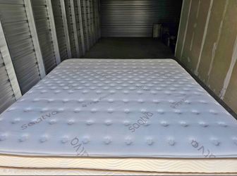 Like new Saatva Classic Mattress - King