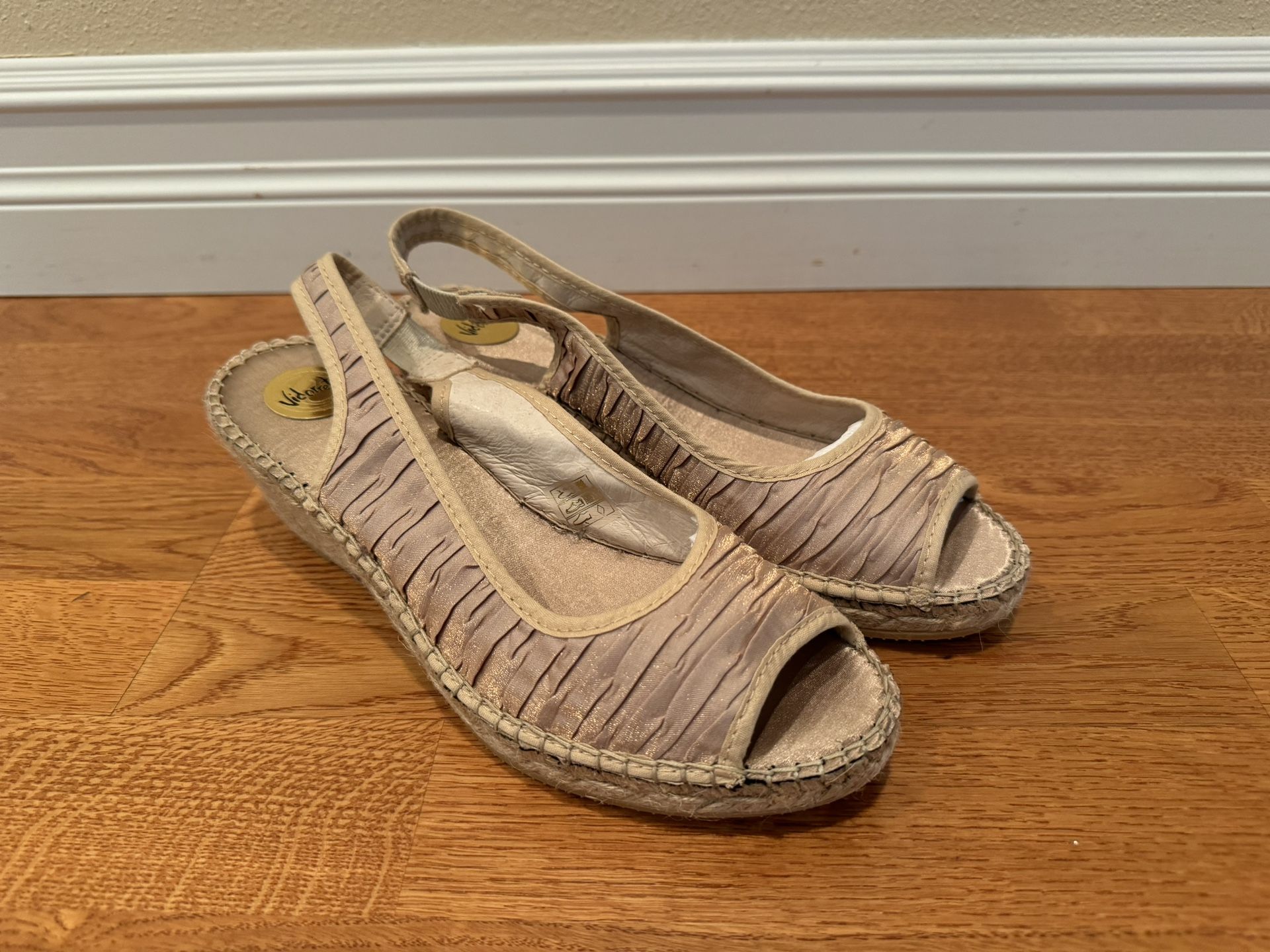 Women’s Vidorreta Espadrilles Wedge Sandals Size 39 EU (8.5 US) Gold / Beige NEW