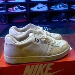 GLOBE Mens Size 9 Shoes 