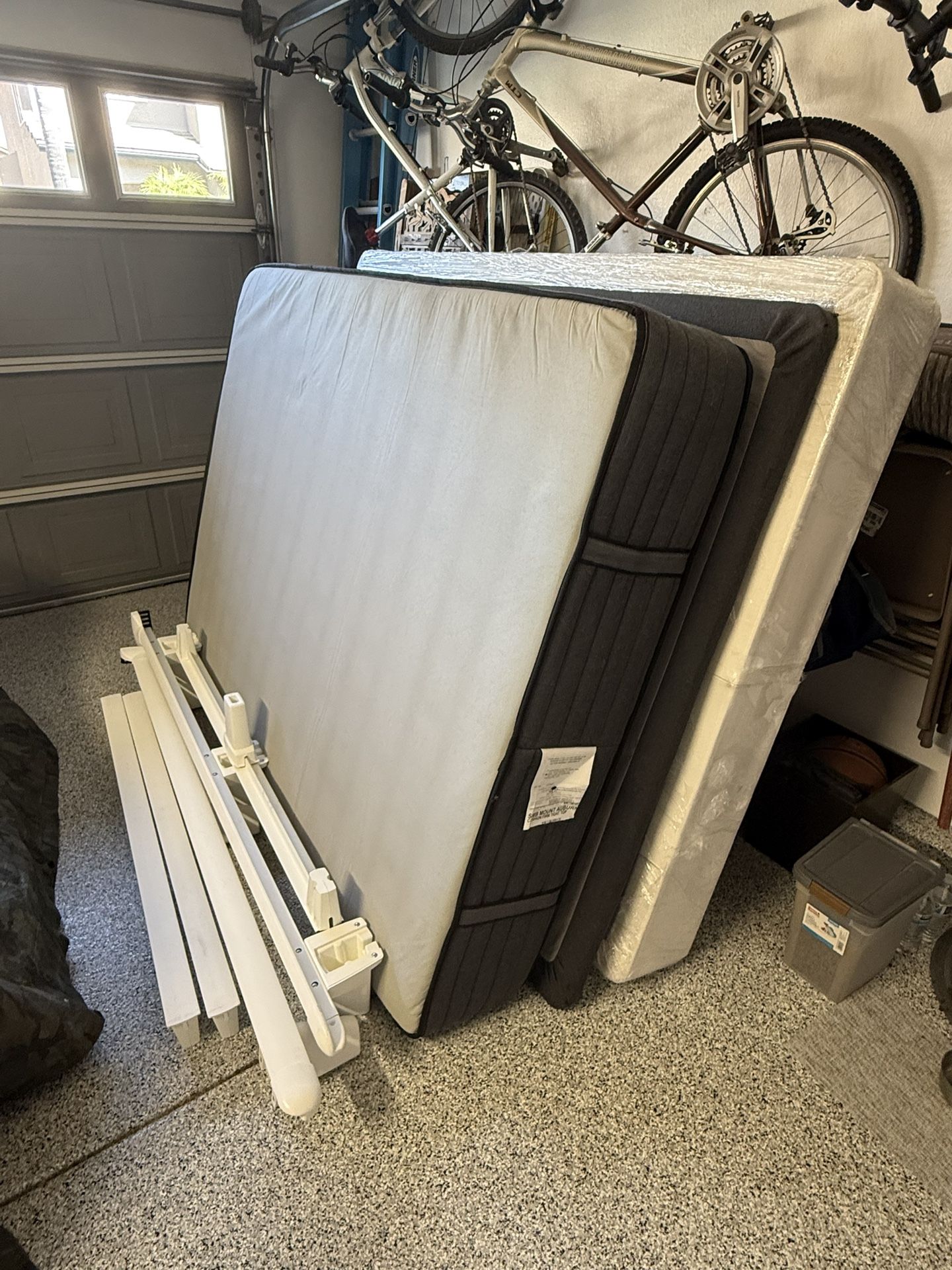 Complete Queen Bed Set (Mattress, Box Spring & Frame) ππ