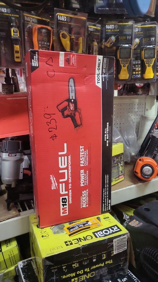 Milwaukee
M18 FUEL 18V Brushless Cordless Battery 8 in. HATCHET Pruning Saw w/M18 REDLITHIUM FORGE XC 8.0 Ah Battery Pack