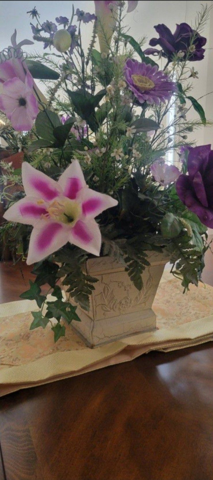 For sale is this beautiful floral arrangement. In Excellent condition