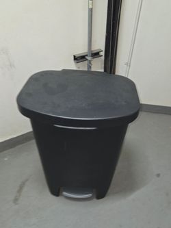 Glad 13-Gallon Plastic Step-on Trash Can in black,