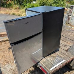 Pending.      Willz Household Refrigerator 3.1 Cu Ft $75 Fridge 