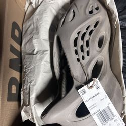 yezzy foam runne stone sage size 10