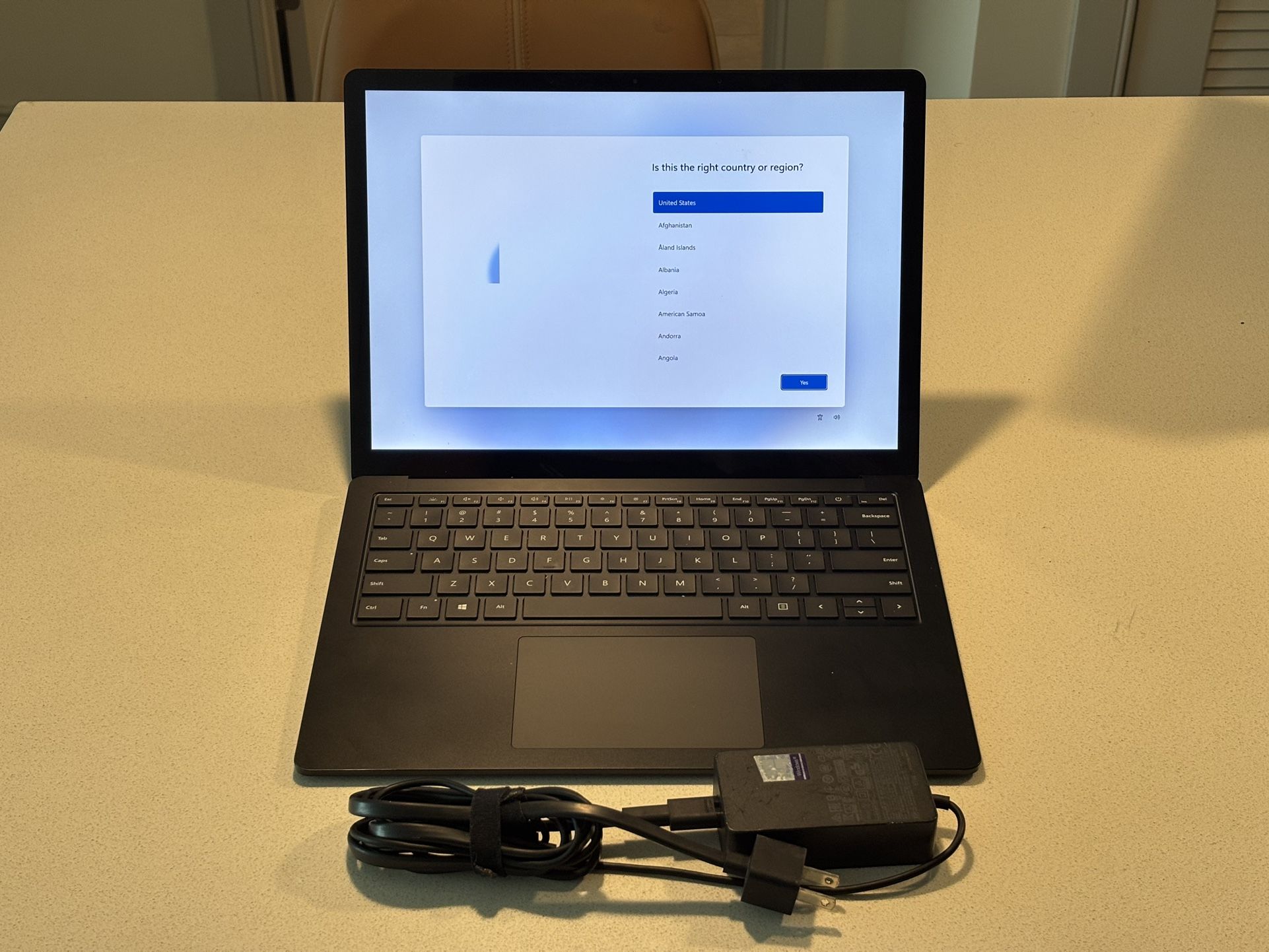 Microsoft Surface Laptop 3 13" - Intel i5 / 8GB RAM / 256GB SSD (Black)