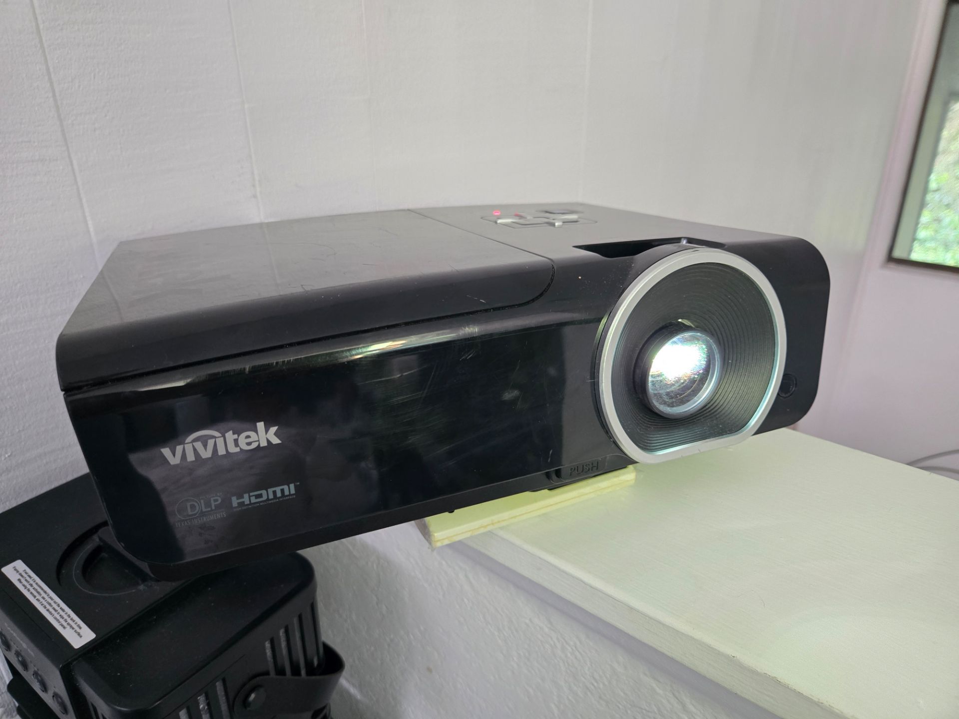 Vivitek native 1080 full-HD Home Theater Projector – Brand New Lamp with bonus mounting bracket