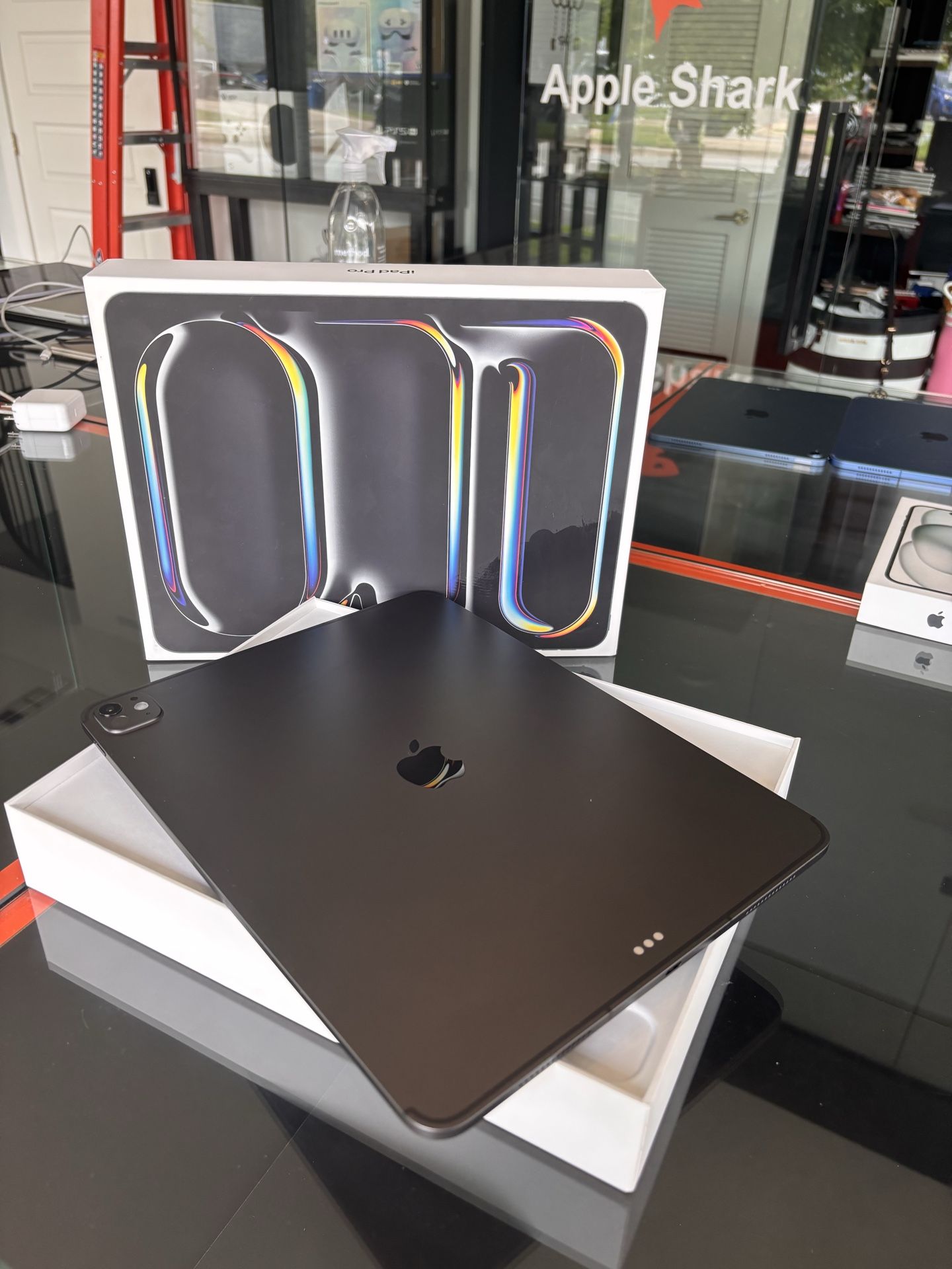 Apple 13” iPad Pro M5 Chip 256GB! WiFi +Cellular! Open box! 90 day warranty! We offer financing !