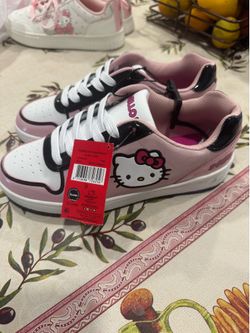 Hello kitty nuw woman size 9  $30 pickup Fontana