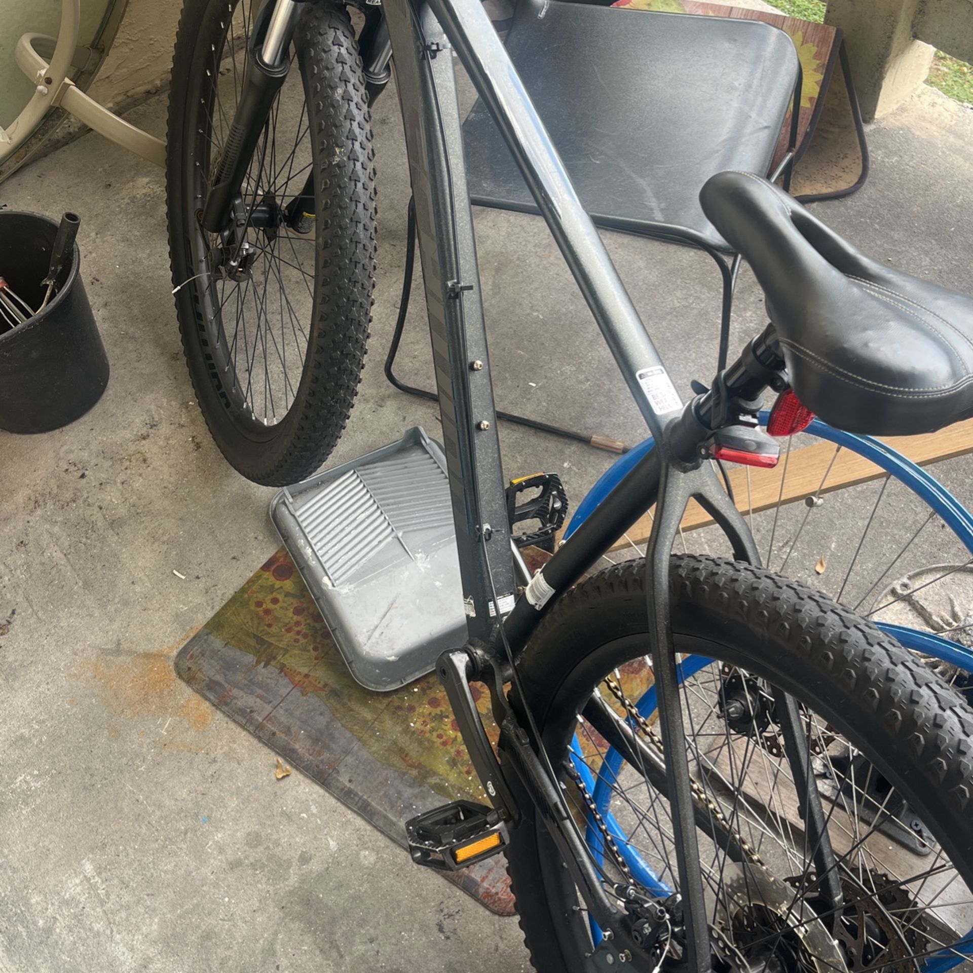 Schwinn 26 Inch Adult Bike W 29in Fat Tire In Front And Back Disc Brakes.