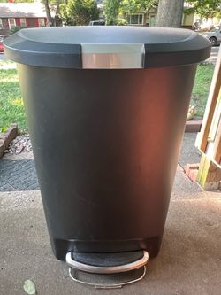Plastic step on trash bin in great condition , 24” in height