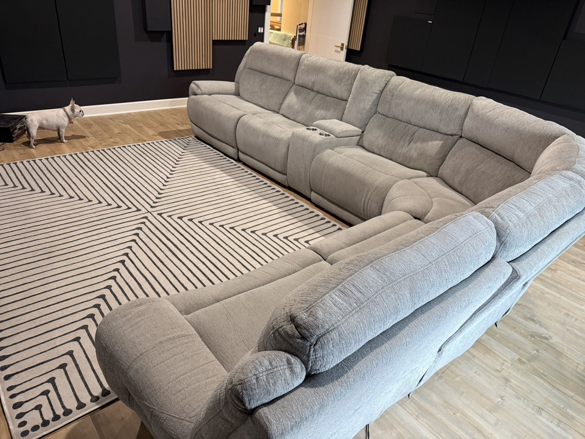 Gorgeous Modern Sectional/power Recliners