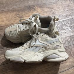 Woman’s Sneakers Reebok Size 6