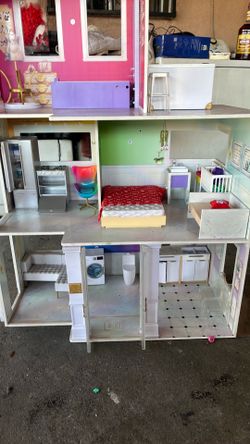 Rainbow high House