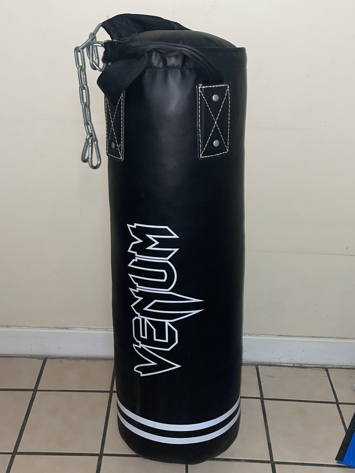 70lbs Punching bag W/ Gloves
