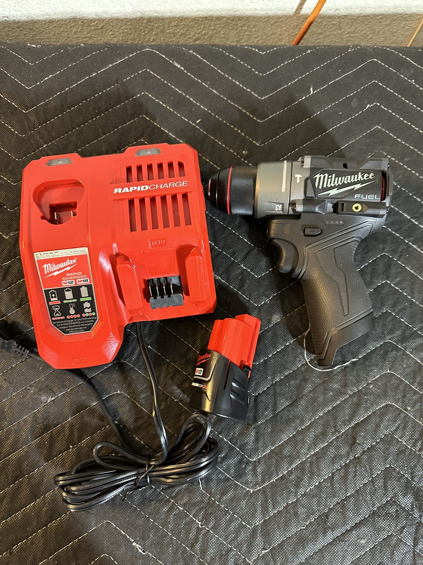 MILWAUKEE BLACK M12 HAMMER DRILL KIT