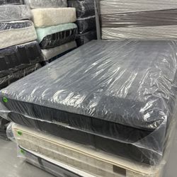 QUEEN SIZE SIMMONS BEAUTYREST BLACK SERIES 3 (FIRM) MATTRESS & BOX SPRING BED SET