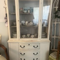 🪞 Solid Wood Vintage China Hutch – Distressed Cream – Beautiful & Sturdy