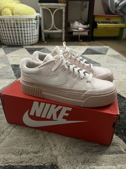 WOMENS Nike Court Legacy Lift 9W