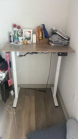Electric standing desk