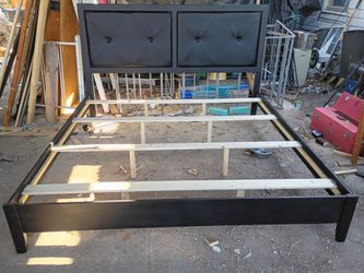 King 👑 bed frame with 4 slats for major weight support.