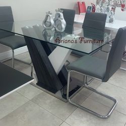 New In Box Dining Table 4 Chairs 