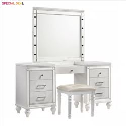 Valentino White Vanity With Stools 