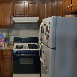 4 Burner Kenmore gas stove with Range Hood.