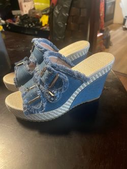 Ladies, double buckle blue jeans, shoe size 40 it means either a 8 1/2 or a nine
