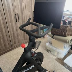 PELOTON-BIKE