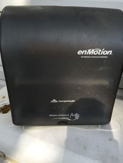 Paper towel dispenser