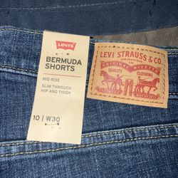 Women’s Levi’s Bermuda Shorts Brand New Sz 10/30